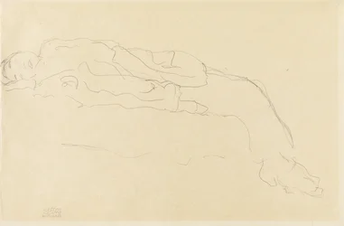 Auf einem Sofa liegende Frau